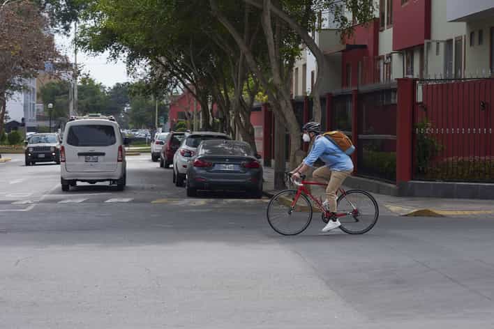 hombre montando bicicleta con mascarilla